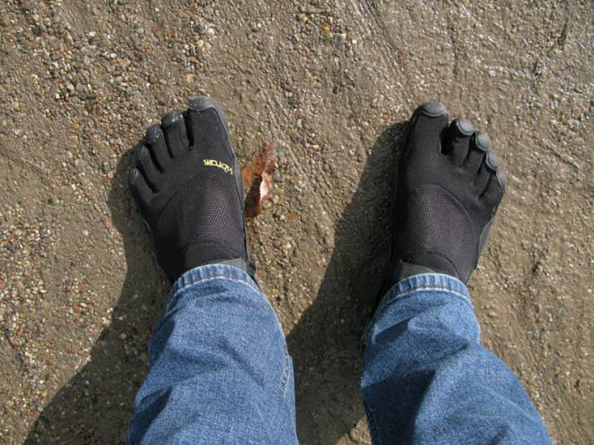 Vibram Five Finger shoes. (wikipedia commons photo)